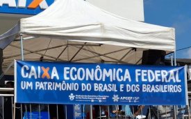 Foto da fachada da agência Caixa de Cipó-Guaçu com faixa de protesto do Sindicato