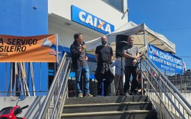 Foto de dirigentes do Sindicato em frebnte a agência da Caixa e Embu-Guaçu