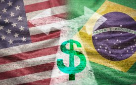 Imagem em desenho composta da bandeira dos Estados Unidos no lado direito e do Brasil no lado direito. Ao centro, um cifrão sobre uma flecha apontando para os lados direito e esquerdo