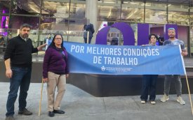 Dirigentes sindicais posam para foto em frente ao Nubank, com faixa em que está escrito: "Por melhores condições de trabalho"