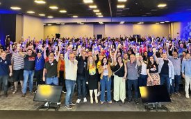 Foto dos delegados e delegadas da 27ª Conferência Nacional dos Bancáriosvotando