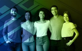 Imagem mostra pessoas lado a lado abraçadas. A imagem tem um filtro azul e amarelo com o logo do Banco do Brasil