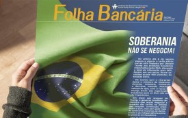 Imagem de uma pessoa segurando a Folha Bancária nas mãos