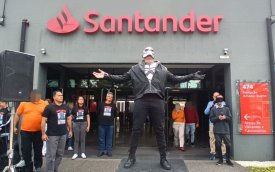 Com mote "Santander Exterminador", Sindicato protesta contra fechamento de agências e contratações fraudulentas