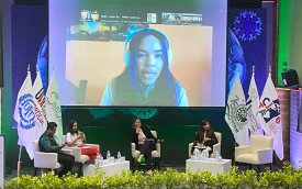Fotografia mostra participantes no debate no México e Mércia no telão do Brasil