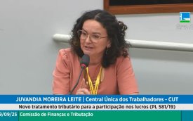 imagem mostra juvandia moreira durante audiência pública sobre rojeto de Lei que dá à PLR o mesmo tratamento fiscal conferido aos lucros ou dividendos distribuídos aos sócios ou acionistas de empresas. Ela é uma mulher branca, de cabelos ngros e levemente encaracolados, cortados na altura dos ombros. ela usa uma blusa rosa