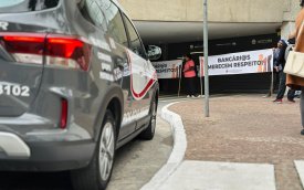 imagem mostra carro da PM em frente À sede do itaú durante protesto contra as demissões