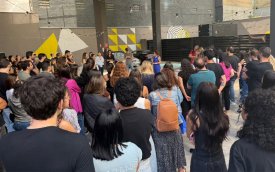 Foto mostra bancários e bancárias participando da Plenária do C6