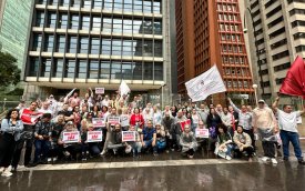 Imagem mostra dirigentes do sindicato dos Bancários de São Paulo reunidos em frente ao prédio do Banco Central