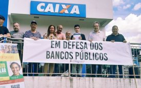 Dirigentes sindicais posam para foto em frente à agência Cipó-Guaçu, da Caixa