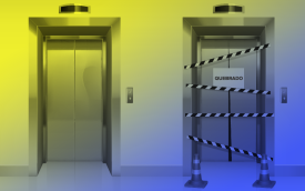 Imagem de elevadores, com um deles em manutenção, em tons de azul e amarelo