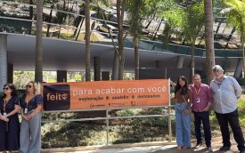 Imagem mostra dirigentes protestando em frente ao prédio BBA
