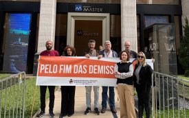 Em frente à sede do Master, dirigentes do Sindicato seguram faixa em que reivindicam o fim das demissões no banco