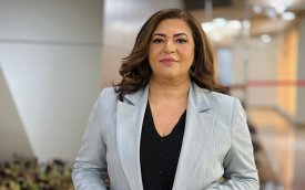 Imagem mostra Neiva Ribeiro, presidenta do Sindicato dos Bancários de São Paulo. É uma mulher morena com cabelos escuros e lisos. Veste um terno cinza claro sobre uma blusa preta