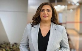 Imagem mostra Neiva Ribeiro, presidenta do Sindicato dos Bancários de São Paulo. É uma mulher morena com cabelos escuros e lisos. Veste um terno cinza claro sobre uma blusa preta