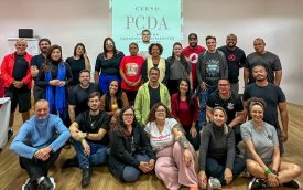 Turma do Curso posa para foto, em sala de aula