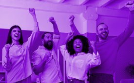 Pessoas felizes, com as mãos para o alto, em tons de roxo