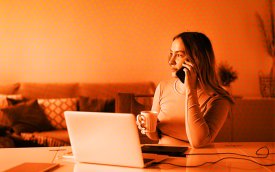 Imagem de uma mulher trabalhando em home office, em tons de laranja