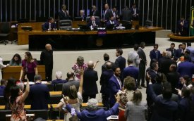 Em tentativa de barganha, oposição condiciona isenção de IR à anistia