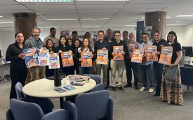 Fotografia mostra homens e mulheres segurando cartazes com os dizeres Reajuste Zero no Saúde Caixa  Foto: Seeb-SP