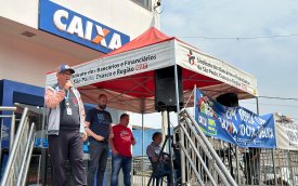 Imagem mostra protesto em frente à agencia da Caixa no Cipó-guaçu
