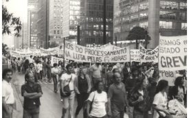 Empregados lutaram pelo direito a jornada das 6h na Caixa, em 1985 Fotografia mostra mobilização dos empregados da Caixa pela jornada das 6h