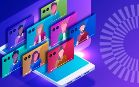 Imagem composta do logo do BlueBank ao lado de telas que projetam pessoas, sobre um telefone celular