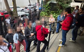 Imagem mostra bancários e dirigentes na escada em frente à porta do prédio da Caixa na avenida são joaquim