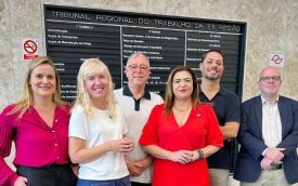 Da esquerda para direita: Cynthia Valente, assessora jurídica do Sindicato; Valeska Pinkovai, Sérgio Francisco e Maikon Azzi, dirigentes do Itaú; a presidenta Neiva Ribeiro; e Jefferson de Oliveira; assessor jurídico da Contraf-CUT (Foto: Seeb-SP)