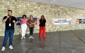 Imagem mostra dirigentes sindicais protestando no Centro Empresarial Itaú Conceição