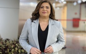 Neiva Ribeiro, presidenta do Sindicato, veste blazer cinza e blusa preta