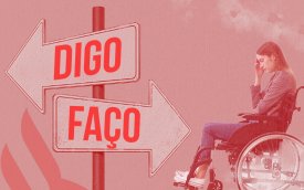 Imagem composta de de duas placas, uma apontando para a esquerda onde se lê "digo" e outra apontando para a direita onde se lê "faço". no lado direito há uma pessoa com semblante triste sentada em uma cadeira de rodas. No lado direito há um logo do Santander