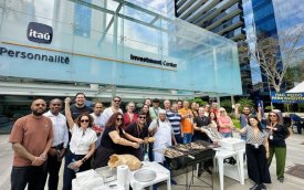 Sindicato promove "sardinhada" em frente ao  Investment Center Itaú Personnalité (Foto: Seeb-SP)