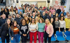 Imagem mostra diretores do sindicato reunidos em um auditório