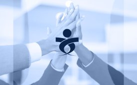 Imagem mostra três braços erguidos com as palmas das mãos se tocando, em sinal de cumprimento comemorativo. uma marca gráfica do logo do Sindicato está em frente às mãos. a imagem contém um filtro azul