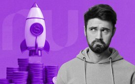 Imagem com fundo roxo mostra um foguete decolando ao lado de um homem com semblante emburrado