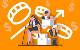 Imagem composta de pessoas sentadas em uma mesa. atrás dela um gráfico em flecha indicando alta e moedas