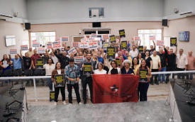 Foto de dirigentes do Sindicato e vereadores no plenário da Câmara Municipal de Embu das Artes