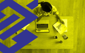 Imagem de um trabalhador em uma mesa, em tons de amarelo, com o logotipo do BB em primeiro plano (Imagem: Freepik)