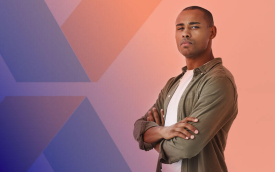 Imagem de um homem, de braços cruzados, com feição séria, junto ao logo da Caixa (Imagem: Freepik)