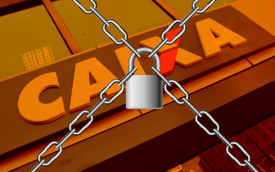 Arte mostra logo da Caixa com correntes por cima, fechadas por um cadeado