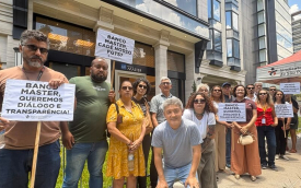 Imagem mostra dirigentes do sindicato perfilados em frente ao prédio da sede do banco master