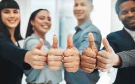 Imageem mostra pessoas sorrindo e fazendo o símbolo de jóia com a mão