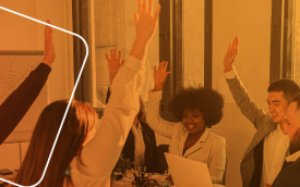 Arte mostra pessoas levantando o braço, simbolizando votos