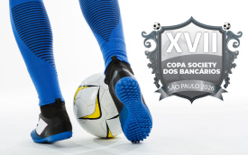 Imagem de pernas de um jogador conduzindo uma bola, acompanhada do logotipo da 17ª Copa Society dos Bancários e Bancárias (Montagem: Fabiana Tamashiro)