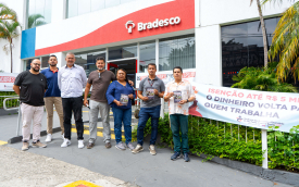 Dirigentes sindicais posam em frente a uma agência do Bradesco