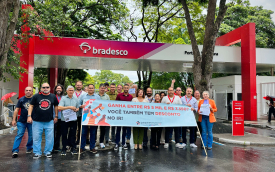 Cerca de 20 dirigentes posam em frente à entrada da Cidade de Deus, matriz do Bradesco, segurando faixa que anuncia isenção do IR para queem ganha até R$ 5 mil e descontos menores para quem ganha R$ 7.350