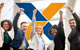 Imagem mostra cinco pessoas com trajes executivos, com os braços erguidos e sorrindo, em postura de celebração. Ao fundo, o "X" do logo da Caixa Econômica Federal