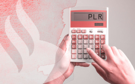 Imagem composta de mãos de pele branca segurando uma calculadora. no lado direito, o logo do santander