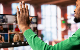 Imagem de tela de computador mostra pessoas em reunião virtual